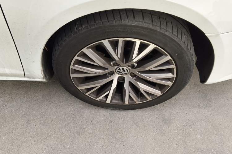 Used Volkswagen FAW-Volkswagen CC 2018 1.8TSI Luxury Model Right Front Wheel Hub