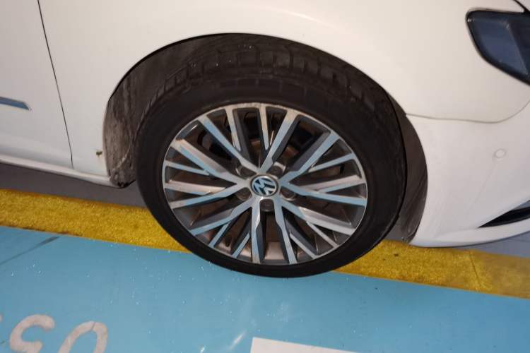 Used Volkswagen FAW-Volkswagen CC 2018 1.8TSI Luxury Model Right Front Wheel Hub