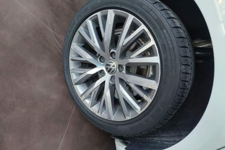 Used Volkswagen FAW-Volkswagen CC 2018 1.8TSI Luxury Model Right Rear Wheel Hub