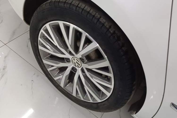 Used Volkswagen FAW-Volkswagen CC 2018 1.8TSI Luxury Model Right Rear Wheel Hub