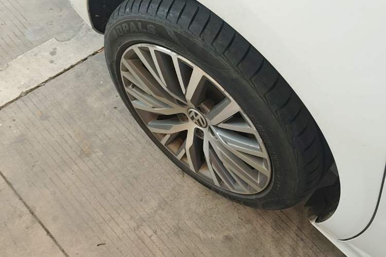 Used Volkswagen FAW-Volkswagen CC 2018 1.8TSI Luxury Model Right Rear Wheel Hub