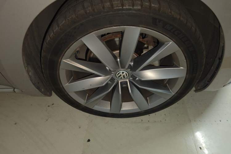 Used Volkswagen FAW-Volkswagen CC 2019 380TSI Yeyan Edition China V Standard Right Front Wheel Hub