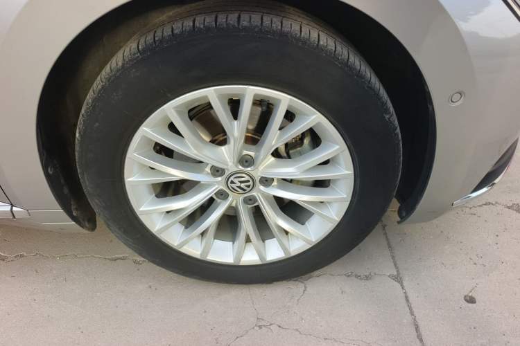 Used Volkswagen FAW-Volkswagen CC 2019 330TSI Glamour Edition China V Standard Right Front Wheel Hub