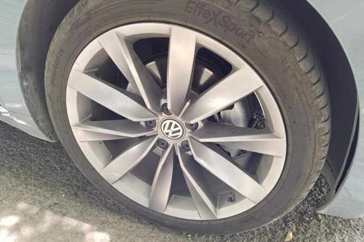 Used Volkswagen FAW-Volkswagen CC 2019 380TSI Yeyan Edition China V Standard Right Front Wheel Hub