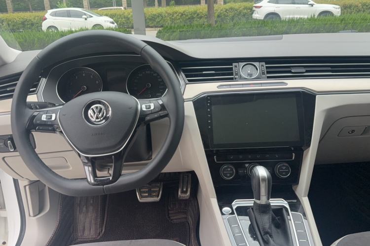 Used Volkswagen FAW-Volkswagen CC 2019 330TSI Huayan Edition China V Standard Center Console
