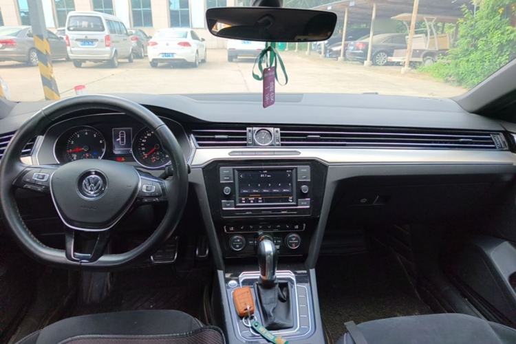 Used Volkswagen FAW-Volkswagen CC 2019 330TSI Huayan Edition China V Standard Center Console