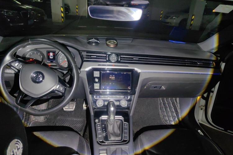 Used Volkswagen FAW-Volkswagen CC 2019 330TSI Glamour Edition China VI Center Console