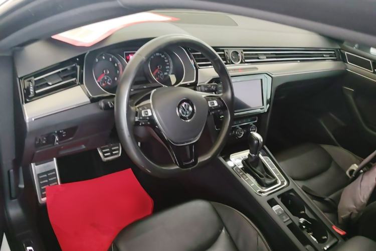 Used Volkswagen FAW-Volkswagen CC 2019 330TSI Glamour Edition China VI Center Console