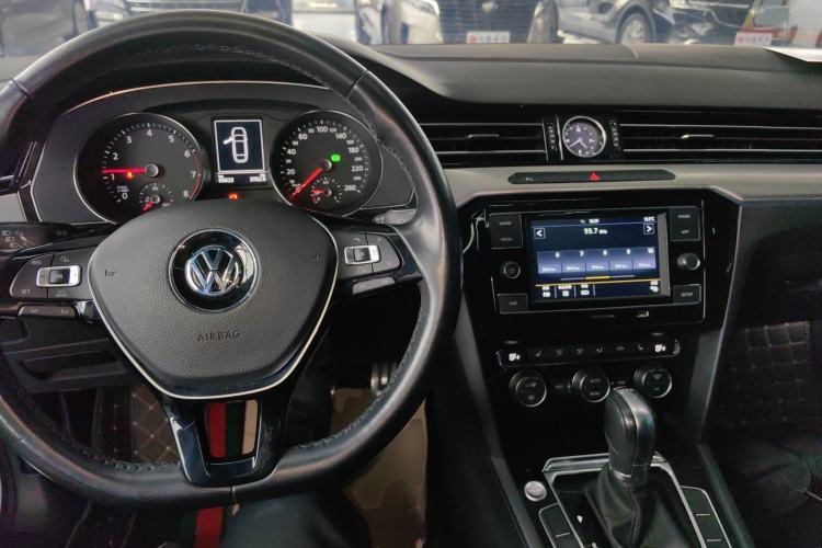 Used Volkswagen FAW-Volkswagen CC 2019 330TSI Huayan Edition China V Standard Center Console
