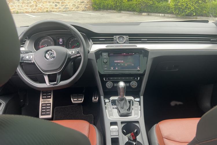 Used Volkswagen FAW-Volkswagen CC 2019 330TSI Glamour Edition China VI Center Console