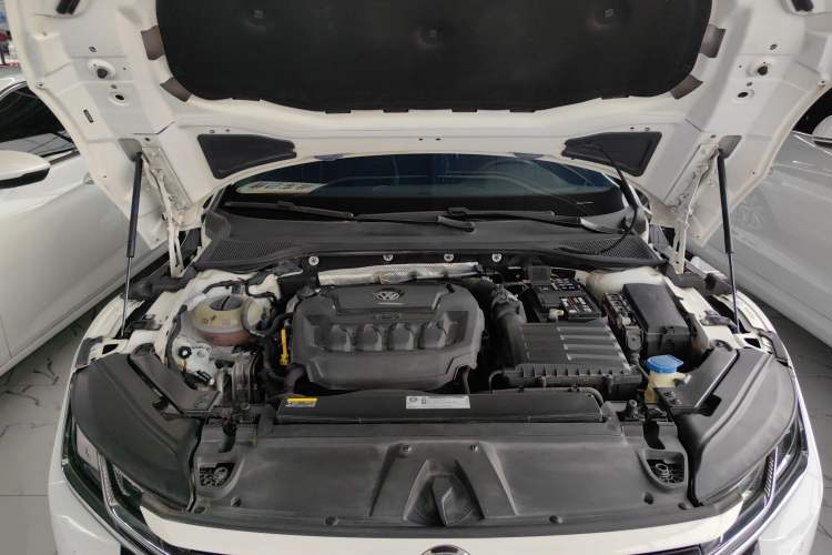 Used Volkswagen FAW-Volkswagen CC 2019 330TSI Huayan Edition China V Standard Engine Bay