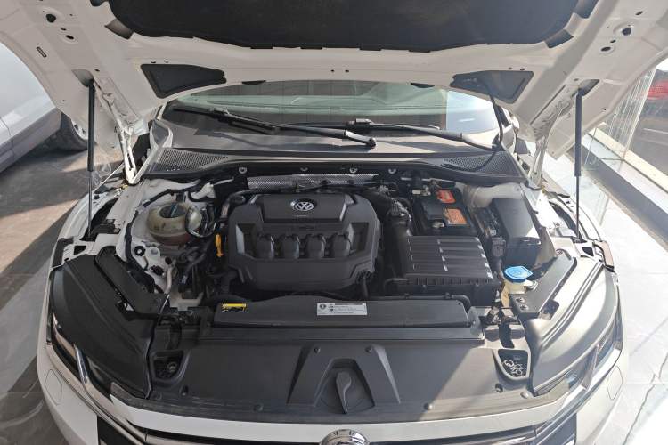Used Volkswagen FAW-Volkswagen CC 2019 330TSI Glamour Edition China VI Engine Bay