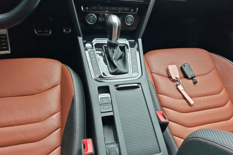 Used Volkswagen FAW-Volkswagen CC 2019 330TSI Glamour Edition China V Standard Gear Lever