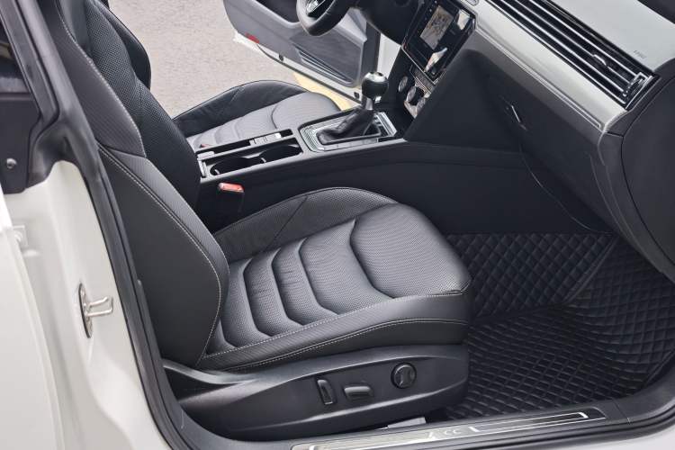 Used Volkswagen FAW-Volkswagen CC 2019 330TSI Glamour Edition China VI Interior 3