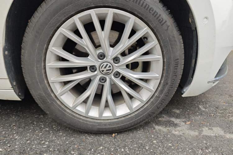 Used Volkswagen FAW-Volkswagen CC 2019 330TSI Glamour Edition China V Standard Right Front Wheel Hub