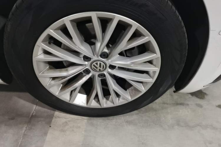 Used Volkswagen FAW-Volkswagen CC 2019 330TSI Glamour Edition China VI Right Front Wheel Hub