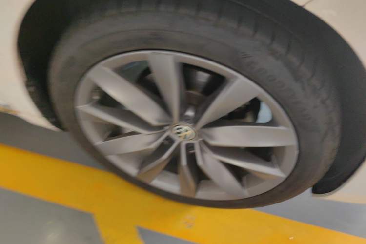 Used Volkswagen FAW-Volkswagen CC 2019 380TSI Yeyan Edition China V Standard Right Front Wheel Hub