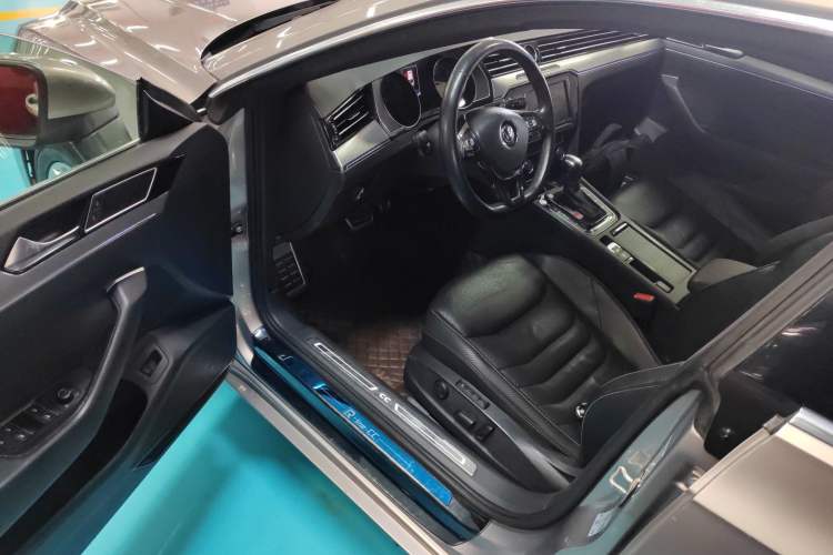 Used Volkswagen FAW-Volkswagen CC 2019 330TSI Glamour Edition China V Standard Interior 3