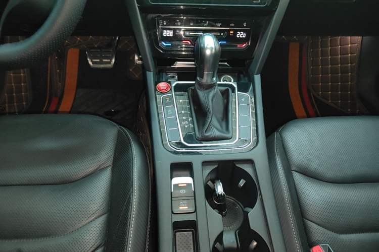 Used Volkswagen FAW-Volkswagen CC 2020 330TSI Glamour Edition China VI Standard Gear Lever