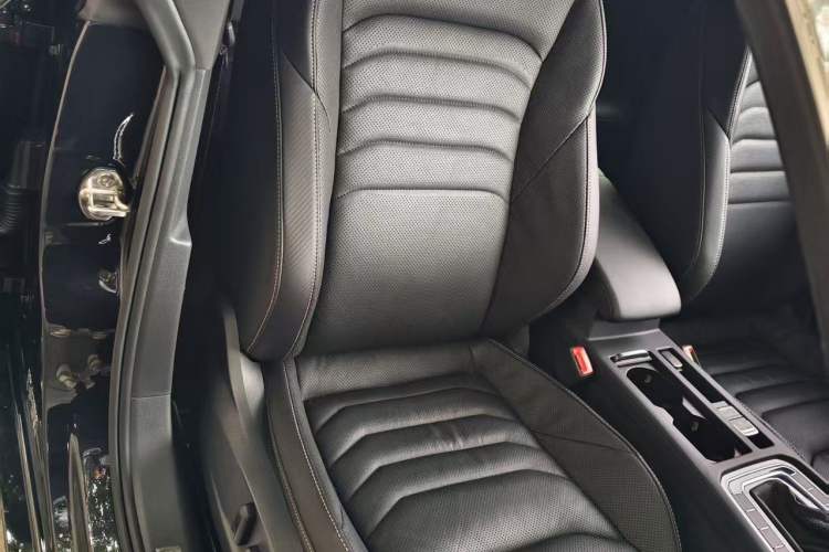 Used Volkswagen FAW-Volkswagen CC 2020 330TSI Glamour Edition China VI Standard Interior 3