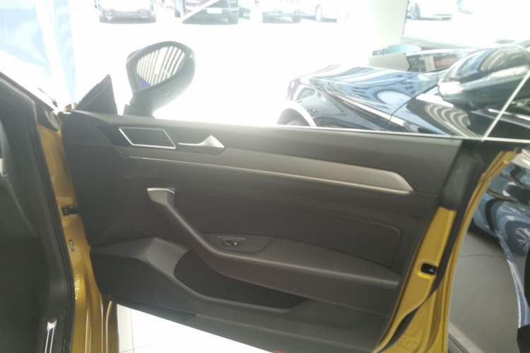 Used Volkswagen FAW-Volkswagen CC 2020 330TSI Glamour Edition China VI Standard Right Front Door Interior