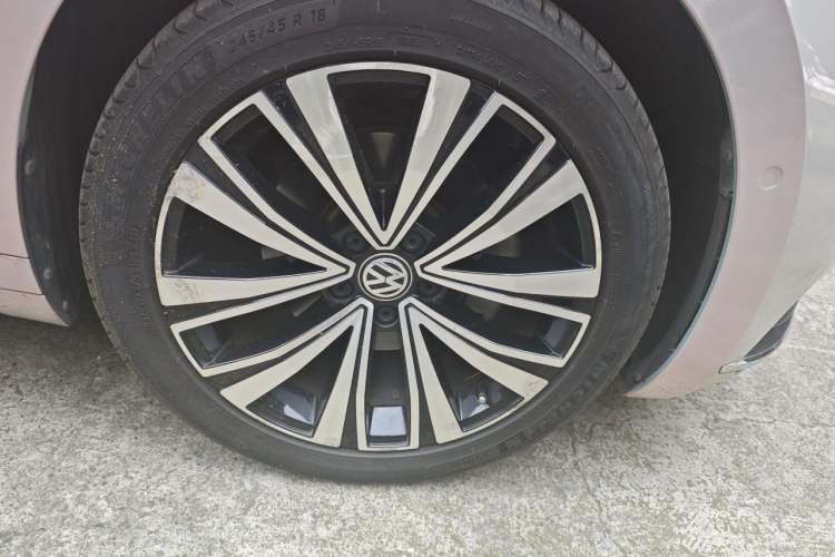 Used Volkswagen FAW-Volkswagen CC 2020 330TSI Glamour Edition China VI Standard Right Front Wheel Hub