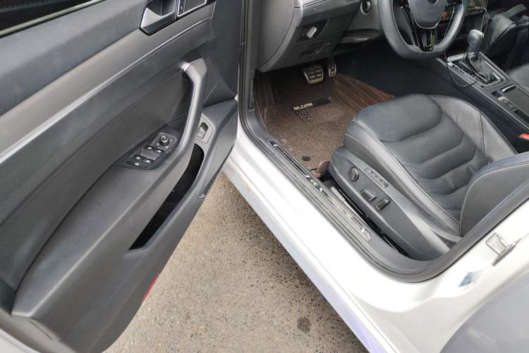 Used Volkswagen FAW-Volkswagen CC 2020 330TSI Glamour Edition China VI Standard Interior 3