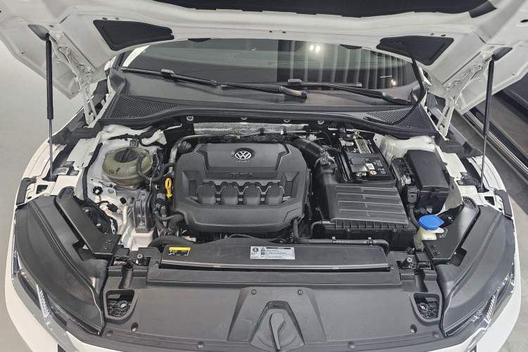 Used Volkswagen FAW-Volkswagen CC 2020 330TSI Huayan Edition China VI Standard Engine Bay