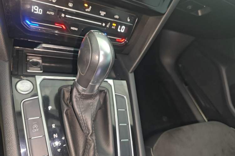 Used Volkswagen FAW-Volkswagen CC 2020 330TSI Huayan Edition China VI Standard Gear Lever