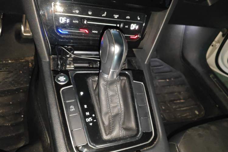 Used Volkswagen FAW-Volkswagen CC 2020 330TSI Huayan Edition China VI Standard Gear Lever