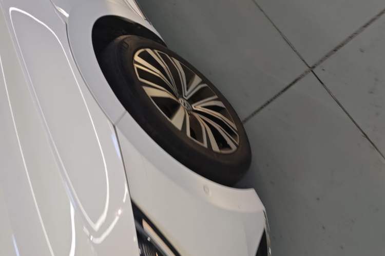 Used Volkswagen FAW-Volkswagen CC 2020 330TSI Glamour Edition China VI Standard Left Front Wheel Hub