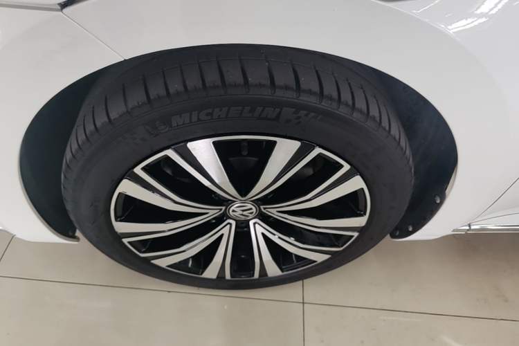 Used Volkswagen FAW-Volkswagen CC 2020 330TSI Glamour Edition China VI Standard Left Front Wheel Hub