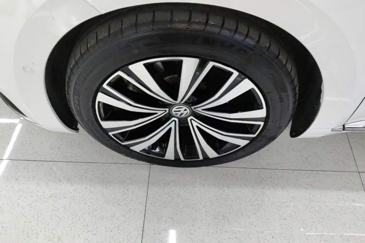 Used Volkswagen FAW-Volkswagen CC 2020 330TSI Glamour Edition China VI Standard Left Front Wheel Hub