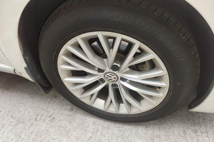 Used Volkswagen FAW-Volkswagen CC 2020 330TSI Glamour Edition China VI Standard Right Front Wheel Hub