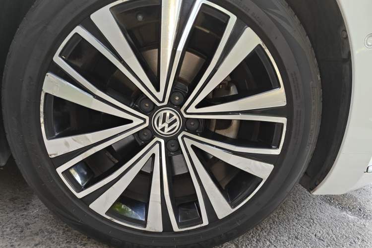 Used Volkswagen FAW-Volkswagen CC 2020 330TSI Glamour Edition China VI Standard Right Front Wheel Hub
