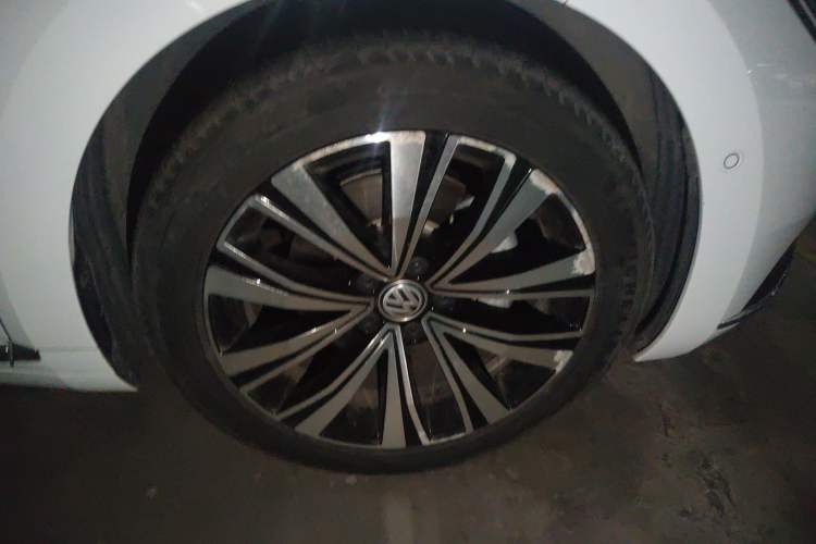 Used Volkswagen FAW-Volkswagen CC 2020 330TSI Glamour Edition China VI Standard Right Front Wheel Hub