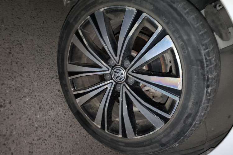 Used Volkswagen FAW-Volkswagen CC 2020 330TSI Glamour Edition China VI Standard Right Front Wheel Hub
