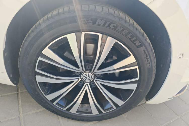 Used Volkswagen FAW-Volkswagen CC 2020 330TSI Glamour Edition China VI Standard Right Front Wheel Hub