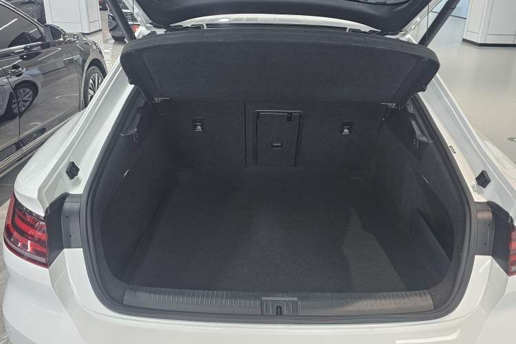 Used Volkswagen FAW-Volkswagen CC 2020 330TSI Huayan Edition China VI Standard Trunk