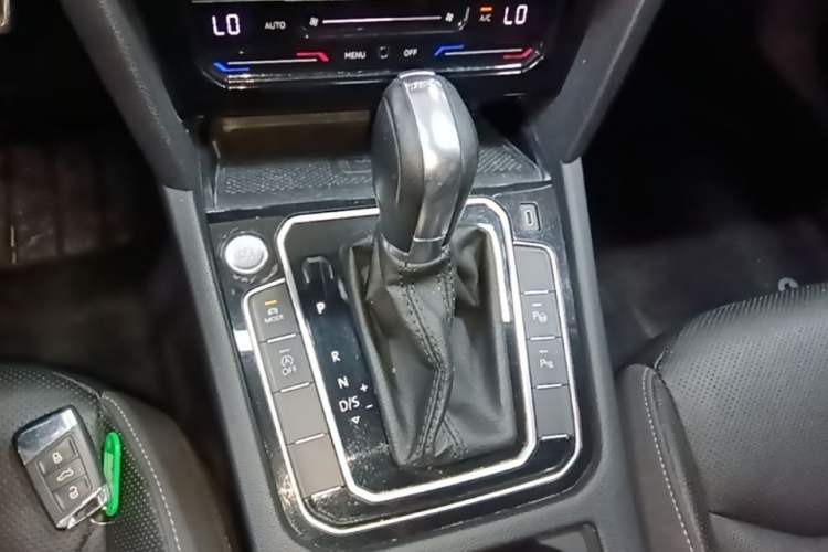 Used Volkswagen FAW-Volkswagen CC 2021 Estate Car 380TSI Vizion Edition Gear Lever