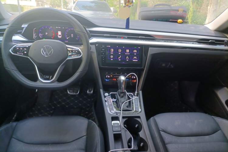 Used Volkswagen FAW-Volkswagen CC 2021 380TSI Striking Edition Center Console