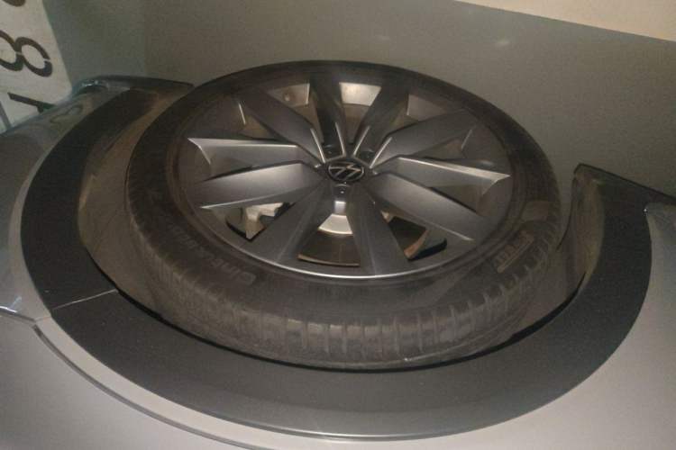 Used Volkswagen FAW-Volkswagen CC 2021 Estate Vehicle 380TSI Vizzion Edition Right Front Wheel Hub