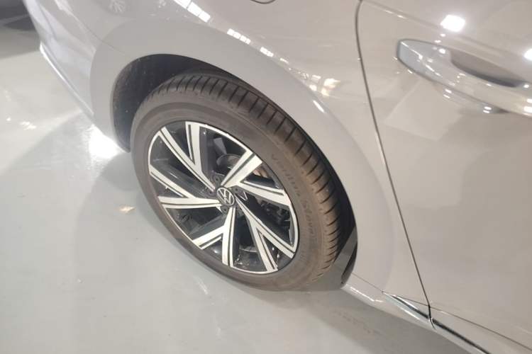 Used Volkswagen FAW-Volkswagen CC 2021 330TSI Ignite Edition Right Rear Wheel Hub
