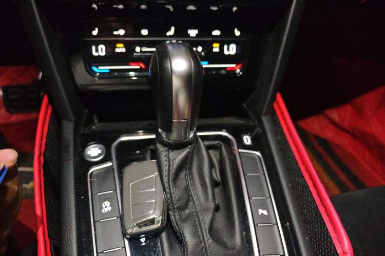Used Volkswagen FAW-Volkswagen CC 2021 330TSI Ignite Edition Gear Lever