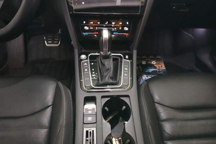 Used Volkswagen FAW-Volkswagen CC 2021 Estate Vehicle 380TSI Vizzion Edition Gear Lever
