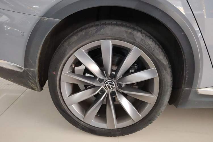Used Volkswagen FAW-Volkswagen CC 2021 Estate Vehicle 380TSI Vizzion Edition Right Rear Wheel Hub