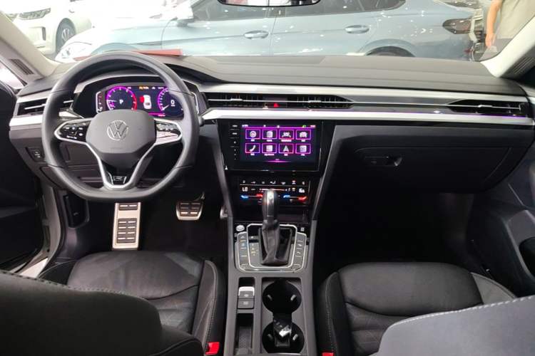 Used Volkswagen FAW-Volkswagen CC 2021 380TSI Striking Edition Center Console