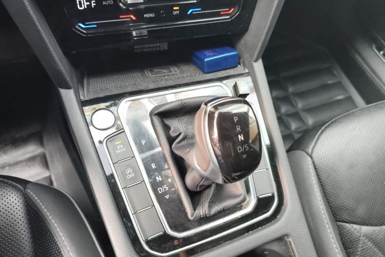Used Volkswagen FAW-Volkswagen CC 2021 Estate Vehicle 380TSI Vizzion Edition Gear Lever