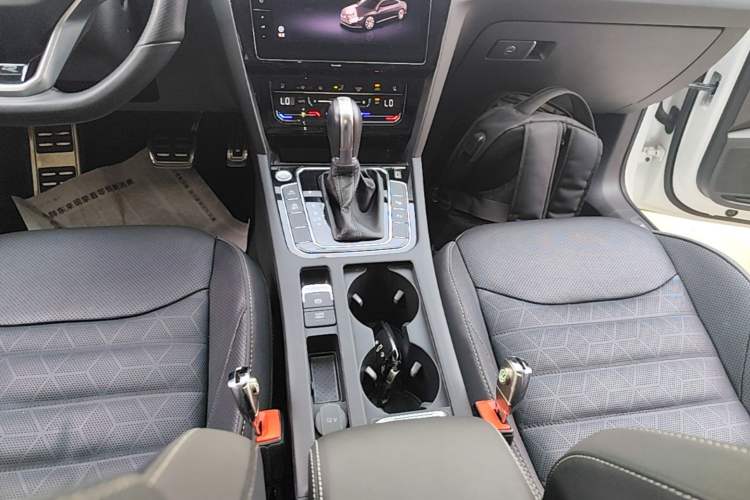 Used Volkswagen FAW-Volkswagen CC 2021 380TSI Striking Edition Gear Lever