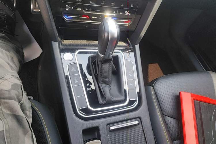 Used Volkswagen FAW-Volkswagen CC 2021 380TSI Striking Edition Gear Lever